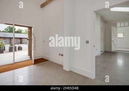 Trumpington, Cambridgeshire - Maggio 04 2017: Ingresso vuoto dipinto di bianco in nuova casa con porta aperta Foto Stock