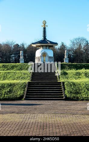 La Pagoda della Pace, la prima nel suo genere nell'emisfero occidentale, la Pagoda della Pace di Milton Keynes fu costruita sul bordo del Lago Willen nel 1980 dal monaco Foto Stock