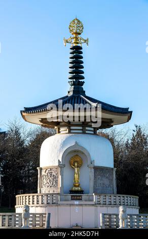 La Pagoda della Pace, la prima nel suo genere nell'emisfero occidentale, la Pagoda della Pace di Milton Keynes fu costruita sul bordo del Lago Willen nel 1980 dal monaco Foto Stock