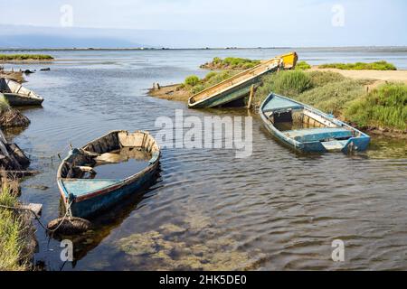 Vecchie barche da pesca arenate sulla riva del Delta del Ebro Foto Stock