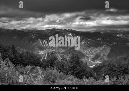 Vista panoramica della valle Valdastico nel nord Italia dal forte militare Campolongo, sull'altopiano di Asiago Foto Stock
