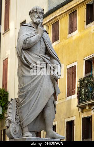 Statua del famoso architetto Andrea Palladio nel centro storico di Vicenza, nei pressi dell'edificio chiamato Basilica Palladiana Foto Stock