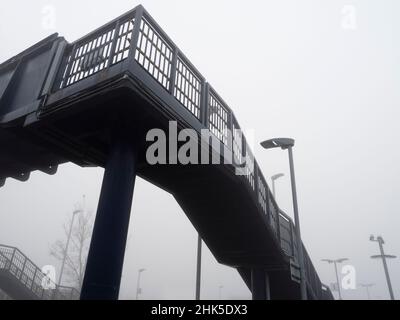 In una giornata di mezzogiorno d'inverno nebbia come questa, anche il mondano può essere trasformato dalla bellezza. La stazione ferroviaria di Radley è avvolta nella nebbia e nel mistero, mentre spec Foto Stock