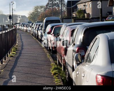 Abingdon afferma di essere la città più antica dell'Inghilterra. E questa è la vista lungo la riva del Tamigi, da St Helens Wharf, verso il suo elegante porticciolo, lin Foto Stock