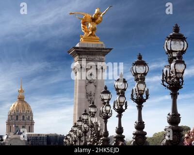 Completato nel 1791, il Pont de la Concorde è un famoso ponte ad arco lungo la Senna a Parigi; collega due luoghi famosi - il Quai des T. Foto Stock