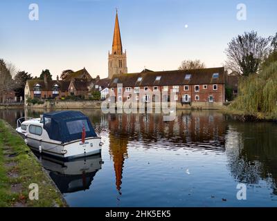 Vista sul Tamigi ad Abingdon in una bella mattinata invernale. Siamo sulla riva sud del fiume, guardando verso valle verso St Helen's Wharf - un famoso Foto Stock