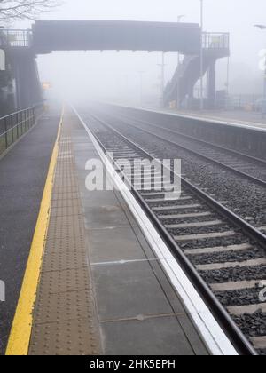 In una giornata di mezzogiorno d'inverno nebbia come questa, anche il mondano può essere trasformato dalla bellezza. La stazione ferroviaria di Radley è avvolta nella nebbia e nel mistero, mentre spec Foto Stock