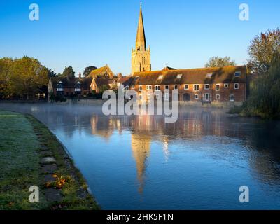 Vista sul Tamigi ad Abingdon in una bella mattinata d'autunno. Siamo sulla riva sud del fiume, guardando verso valle verso St Helen's Wharf - un famoso Foto Stock