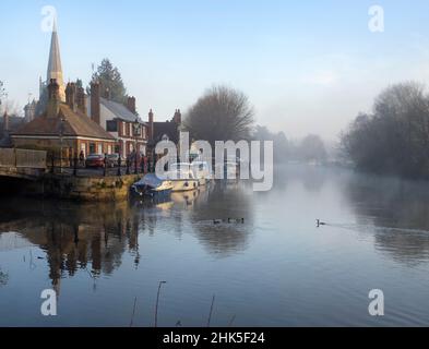 Vista sul Tamigi ad Abingdon in una bella mattinata d'autunno. Siamo sulla riva nord del fiume, guardando verso valle verso St Helen's Wharf - un famoso Foto Stock