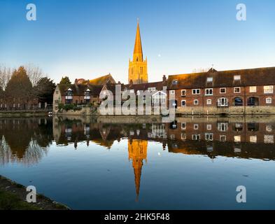 Vista sul Tamigi ad Abingdon in una bella mattinata invernale. Siamo sulla riva sud del fiume, guardando verso valle verso St Helen's Wharf - un famoso Foto Stock