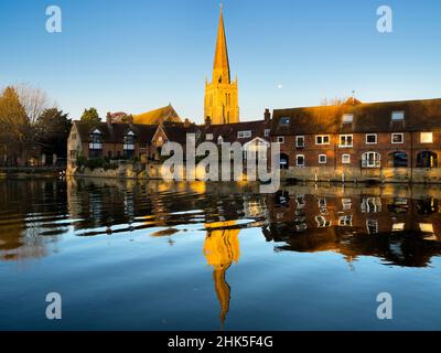 Vista sul Tamigi ad Abingdon in una bella mattinata invernale. Siamo sulla riva sud del fiume, guardando verso valle verso St Helen's Wharf - un famoso Foto Stock