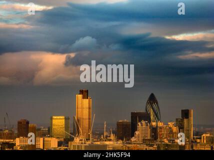 Ora ecco un'insolita vista panoramica della City of London dalla Millbank Tower, situata sulla riva nord del Tamigi. In lontananza possiamo vedere t Foto Stock