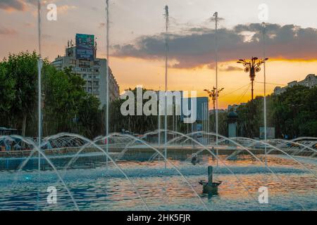 Bucarest, Romania - 27 luglio 2019 : Bucharest Fountains con il cielo al tramonto in Piazza Unirii Foto Stock