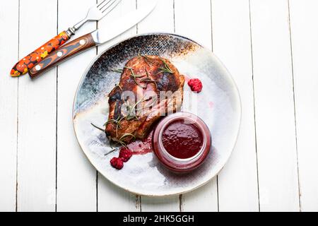 Delizioso maiale fritto con salsa di lamponi, barbecue Foto Stock
