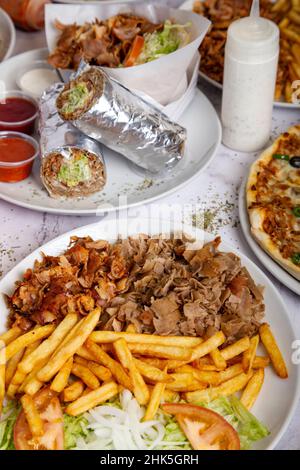 Varietà di piatti della cucina indiana, durum, kebab e grigliato di carne.immagine verticale Foto Stock