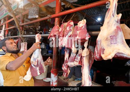 Dhaka, Bangladesh - 02 febbraio 2022: I venditori sul mercato hanno organizzato la vendita di carni bovine presso la Hatirpool di Dhaka. Il manzo è il cibo preferito del Bengalese Foto Stock