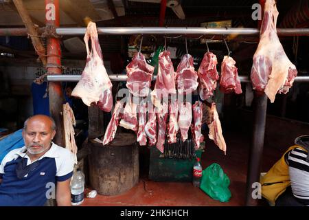 Dhaka, Bangladesh - 02 febbraio 2022: I venditori sul mercato hanno organizzato la vendita di carni bovine presso la Hatirpool di Dhaka. Il manzo è il cibo preferito del Bengalese Foto Stock