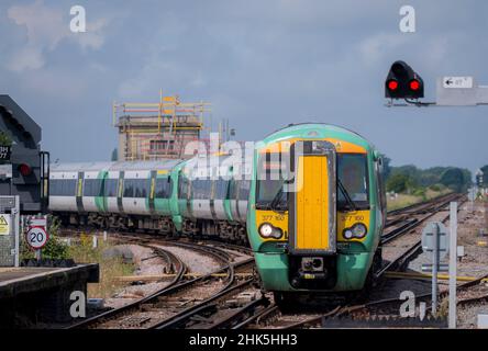 Southern Railway classe 377 treno passeggeri e segnale ferroviario, Inghilterra. Foto Stock