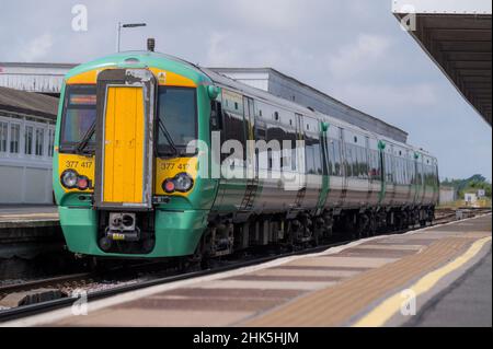 Southern Railway classe 377 treno passeggeri in attesa di imbarcarsi presso una stazione ferroviaria di Londra, Inghilterra. Foto Stock