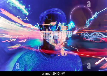 Un uomo nel metaverso, circondato da luci ed effetti futuristici, formando una rappresentazione artistica della fusione tra realtà virtuale e reale Foto Stock