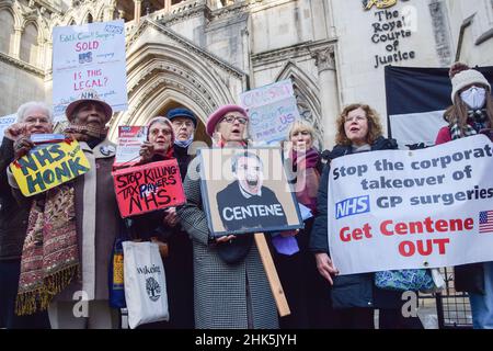 I dimostranti detengono cartelli anti-Centene e pro-NHS (National Health Service) durante la protesta.i manifestanti si sono riuniti fuori dalle corti reali di giustizia per il secondo giorno della sfida legale contro l'acquisizione di pratiche NHS GP da parte della società americana Centene. (Foto di Vuk Valcic / SOPA Images/Sipa USA) Foto Stock