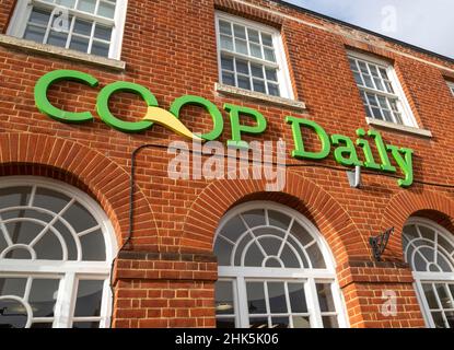 Co-Op Daily Shop Sign sul davanti del negozio, Aldeburgh, Suffolk, Inghilterra, Regno Unito Foto Stock