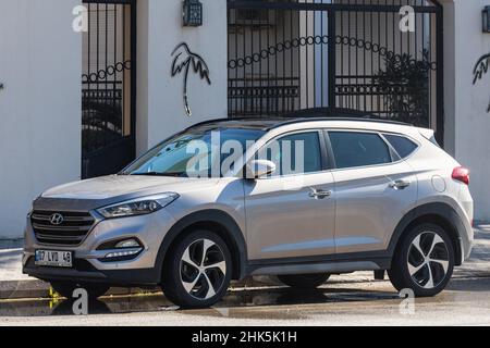 Side, Turchia -22 gennaio 2022: Hyundai Tucson argento è parcheggiato sulla strada in una giornata calda sullo sfondo di una recinzione Foto Stock