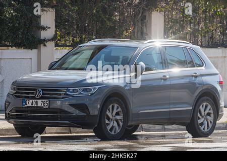 Side, Turchia -22 gennaio 2022: Argento Volkswagen Tiguan è parcheggiato sulla strada in una giornata calda sullo sfondo di una recinzione Foto Stock