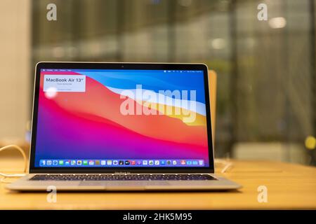 Dubai, Emirati Arabi Uniti - 22 maggio 2021: Apple MacBook Air 13 presenta su Showcase. Apple Store a Mall of the Emirates, Dubai Foto Stock