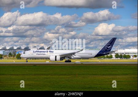 Monaco di Baviera, Germania - Settembre 30. 2021 : Lufthansa Airbus A350-941 con l'immatricolazione del velivolo D-AIXP sta atterrando sulla pista meridionale 26L del Mu Foto Stock