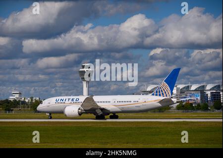 Monaco di Baviera, Germania - Settembre 30. 2021: La United Airlines Boeing 787-8 Dreamliner con l'immatricolazione N26910 inizia sulla pista sud Foto Stock