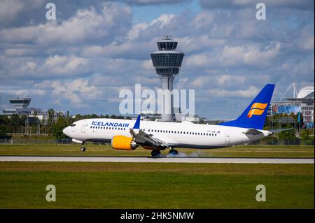 Monaco di Baviera, Germania - Settembre 30. 2021 : Icelandair Boeing 737 MAX 8 con l'immatricolazione del velivolo TF-ICN sta atterrando sulla pista meridionale 26L del Foto Stock