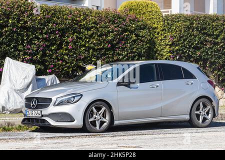 Side, Turchia -22 gennaio 2022: Argento Mercedes-Benz Classe A è parcheggiata sulla strada in una giornata calda sullo sfondo di una recinzione Foto Stock