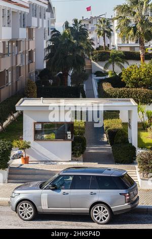 Side, Turchia - 22 gennaio 2022: Silver Land Rover Range Rover è parcheggiata sulla strada in una giornata calda sullo sfondo di una recinzione, giardino Foto Stock