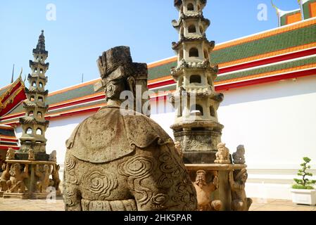 La Statua Guardiana Cinese e la Pagoda sono usate come pietre di Ballast sulle navi secoli fa al Courtyard of Wat Pho Buddhist Temple, Bangkok, Thailandia Foto Stock