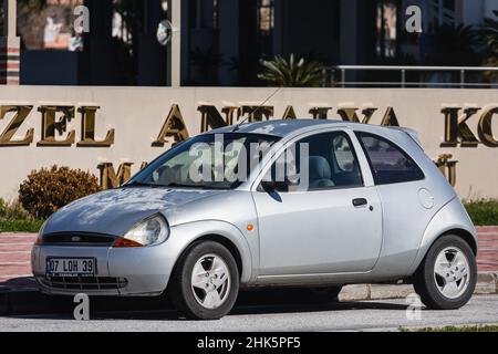 Side, Turchia -22 gennaio 2022: Argento Ford Ka è parcheggiata sulla strada in una giornata calda sullo sfondo di un bulding Foto Stock