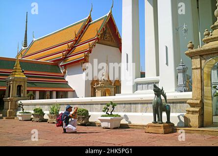 Foto di tiro dei visitatori al cortile di Wat Pho o al tempio del Buddha sdraiato, luogo di nascita del tradizionale massaggio tailandese, città vecchia di Bangkok Foto Stock