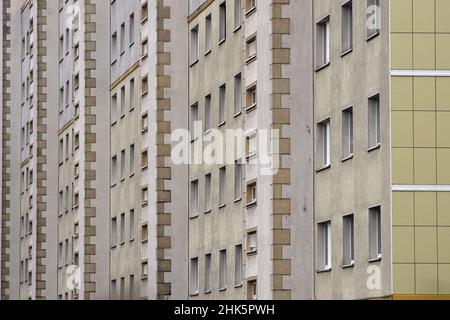 Magdeburg, Germania. 02nd Feb 2022. La facciata di un alto edificio residenziale nel nord della capitale dello stato della Sassonia-Anhalt. Secondo il governo statale, la carenza di alloggi e alloggi accessibili non costituiscono un problema importante nella Sassonia-Anhalt. Credit: Klaus-Dietmar Gabbert/dpa-Zentralbild/ZB/dpa/Alamy Live News Foto Stock