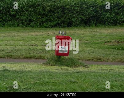 Cane Poo Bin sul sentiero Unito e percorso ciclabile. Foto Stock