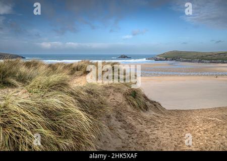 Una vista sulla premiata Crantock Beach a Pentire Point East e Goose Island dal delicato sistema di dune di sabbia Rushy Green a Newqu Foto Stock