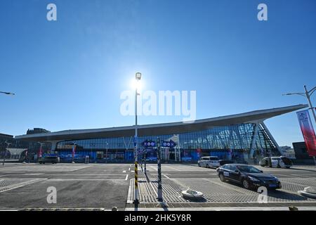 Stazione ferroviaria di Qinghe, 2 FEBBRAIO 2022 : i Giochi Olimpici invernali di Pechino 2022 alla stazione ferroviaria di Qinghe a Pechino, Cina. Credit: MATSUO.K/AFLO SPORT/Alamy Live News Foto Stock