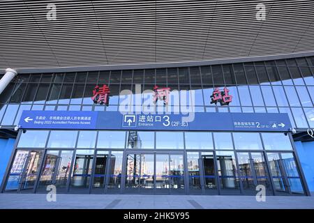 Stazione ferroviaria di Qinghe, 2 FEBBRAIO 2022 : i Giochi Olimpici invernali di Pechino 2022 alla stazione ferroviaria di Qinghe a Pechino, Cina. Credit: MATSUO.K/AFLO SPORT/Alamy Live News Foto Stock