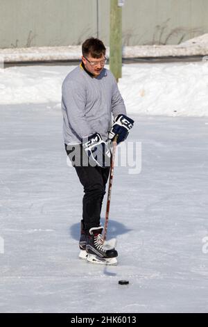 Una partita di hockey per pranzo su un anello locale a Cambridge. Cambridge, Ontario, Canada. Foto Stock