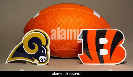 31 gennaio 2022 a Inglewood, California. Gli emblemi dei club calcistici del Super Bowl2022 Los Angeles Rams e Cincinnati Bengals partecipante Foto Stock