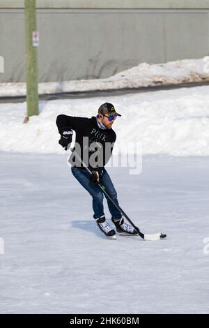 Una partita di hockey per pranzo su un anello locale a Cambridge. Cambridge, Ontario, Canada. Foto Stock