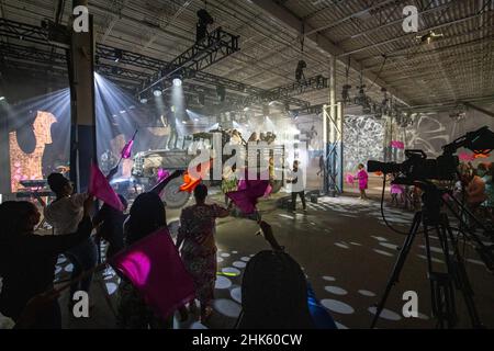 Riprese video ed effetti speciali in un magazzino di produzione di eventi a Curtis Bay, MD Foto Stock