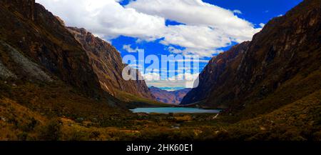 Panorama delle montagne e del lago glaciale Laguna 69 nel Parco Nazionale Cordillera Blanca Huascarán vicino Huaraz in Perù. Foto Stock