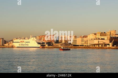 Un traghetto Regina che parte nella baia di Santander Cantabria Spagna con la nave Salamanca Brittany Ferries Stone Crane e Botin Arts Center Foto Stock