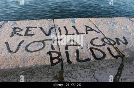 Dichiarazione politica scritta in vernice nera sul muro di mare della baia di Santander Cantabria Spagna Foto Stock