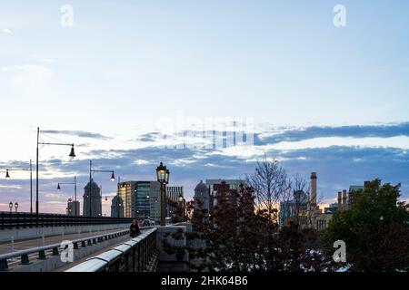 Boston, USA - 22 ottobre 2021: Passeggiata sul ponte Longfellow a Boston al tramonto con vista sulla città sullo sfondo Foto Stock